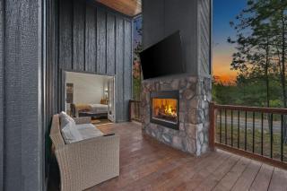 NEW Modern Cabin - Hot Tub & Fire Pit - Sleeps 6 - 6