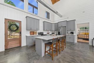 NEW Modern Cabin - Hot Tub & Fire Pit - Sleeps 6 - 2