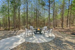 NEW Modern Cabin - Hot Tub & Fire Pit - Sleeps 6 - 9