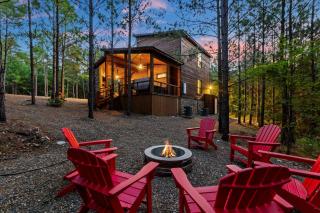 New Family Getaway with Spa Firepit & Retro Arcade - 9