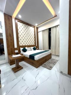 The Lavish Hotel - Pīrthala - 1