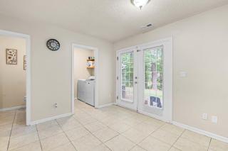 Spacious 3BR Retreat Perfect for Groups Near Downtown - 2