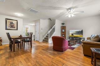 Spacious 3BR Retreat Perfect for Groups Near Downtown - 6