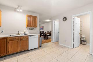 Spacious 3BR Retreat Perfect for Groups Near Downtown - 3