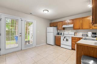 Spacious 3BR Retreat Perfect for Groups Near Downtown - Raleigh - 4