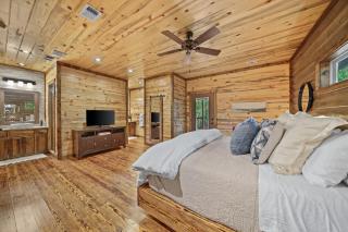 Rustic Cabin Near Creek with Hot Tub & Fire Pit - Broken Bow - 6