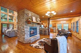 NEW Family Cabin with Hot Tub Fire Pit & Games - Broken Bow - 5