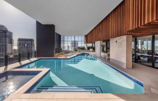 Elegant 2-Bed Apartment in Broadbeach Hotel Tower - Gold Coast - 5