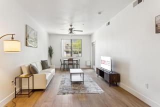 CozySuites Glendale - Westgate with pool 12 - 7