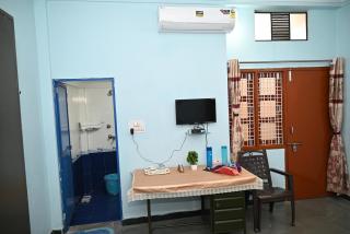 2 BR Homestay, Balcony, AC - Ujjain - 2