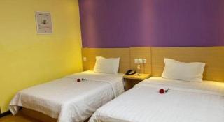 7 Days Inn Huanggang Luotian Hedong Street Dabieshan Food Plaza - Luotian - 4