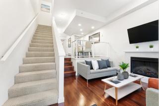 Contemporary 2BR Townhouse Private Entrance, Central Location - Vancouver - 5