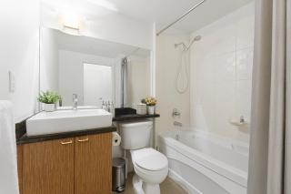 Contemporary 2BR Townhouse Private Entrance, Central Location - Vancouver - 1