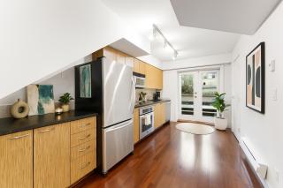 Contemporary 2BR Townhouse Private Entrance, Central Location - Vancouver - 4