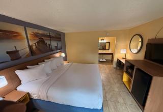Days Inn by Wyndham St. Petersburg / Tampa Bay Area - 2
