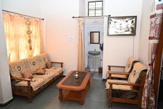 2 BR Homestay, Balcony, AC - Ujjain - 8