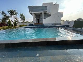 DRZ Farm Stay with Private Pool 2BR by Homeyhuts - - 0