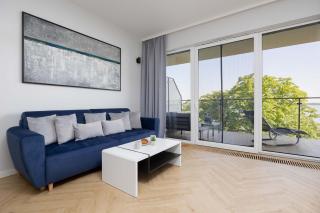 Modern Apartment by the Lake with Parking & Sauna in Zegrze by Noclegi Renters - Zegrze - 0