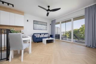 Modern Apartment by the Lake with Parking & Sauna in Zegrze by Noclegi Renters - Zegrze - 1