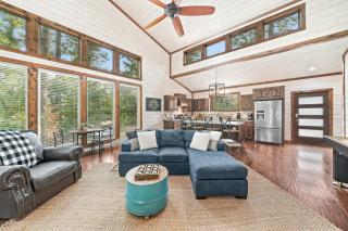 Cabin Retreat with Spa Fire Pit & Games - Sleeps 4 - Broken Bow - 1