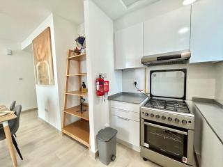 Homes2Retreat - Luxury Finishes with Full Skyline View - 6