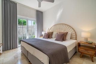 Heart of Seminyak 2bed 2bath 2 pools super quiet - 3