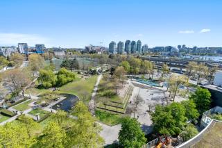 Charming 1BR Condo Downtown Views and Modern Design - Vancouver - 4