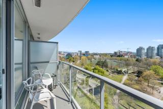 Charming 1BR Condo Downtown Views and Modern Design - Vancouver - 3