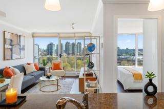 Charming 1BR Condo Downtown Views and Modern Design - Vancouver - 0