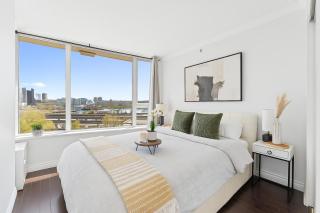 Charming 1BR Condo Downtown Views and Modern Design - Vancouver - 5