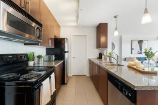 Charming 1BR Condo Downtown Views and Modern Design - Vancouver - 2