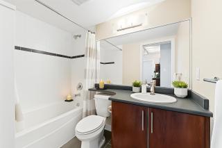 Charming 1BR Condo Downtown Views and Modern Design - Vancouver - 1