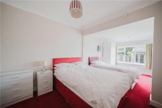 Large 4 bedroom home in Boston Spa village In-between York, Harrogate and Leeds, Sleeps 9 - Boston Spa - 3
