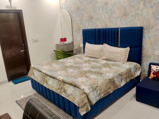 Elegance Beyond Ordinary Stays - Zirakpur - 3