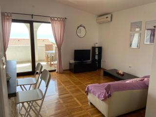 Apartments with parking spaces Pinezici, Krk - 24610 - Vrh - 4