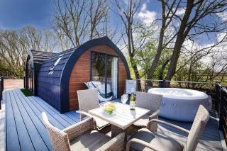 Stonelake Lodges - Willow Walk luxury lakeside lodge with hot tub - - 0