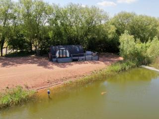 Stonelake Lodges - Willow Walk luxury lakeside lodge with hot tub - - 1