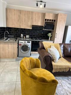 Heart of Soweto Cozy Apartment - Soweto - 4