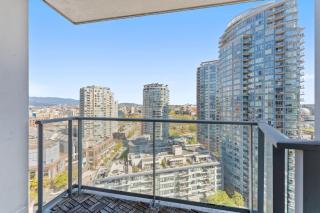 Scenic 2BR City Escape Floor-to-Ceiling Mountain Views - Vancouver - 4