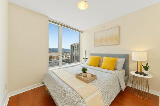 Scenic 2BR City Escape Floor-to-Ceiling Mountain Views - Vancouver - 7