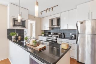 Scenic 2BR City Escape Floor-to-Ceiling Mountain Views - Vancouver - 5