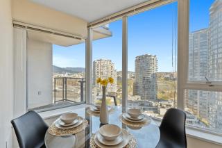 Scenic 2BR City Escape Floor-to-Ceiling Mountain Views - Vancouver - 3