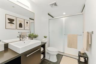 Scenic 2BR City Escape Floor-to-Ceiling Mountain Views - Vancouver - 2