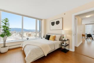 Scenic 2BR City Escape Floor-to-Ceiling Mountain Views - Vancouver - 6