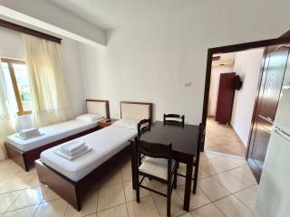 Vita Apartment - Spacious Garden and Balcony 5 min to Beach & Center - Ksamil - 8