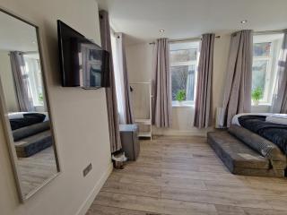 Flat 1, Self Catering, Modern studio apartment, Tynte Hotel - Quakers Yard - 0