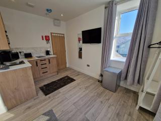 Flat 1, Self Catering, Modern studio apartment, Tynte Hotel - Quakers Yard - 5