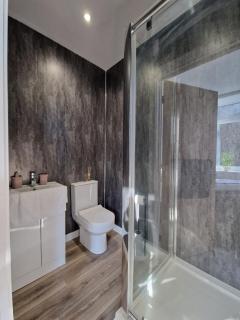 Flat 1, Self Catering, Modern studio apartment, Tynte Hotel - Quakers Yard - 3