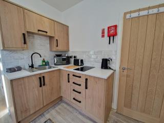 Flat 1, Self Catering, Modern studio apartment, Tynte Hotel - Quakers Yard - 1