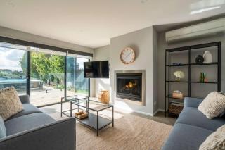 Ultimate Luxury family Home With Spa Pool - 9